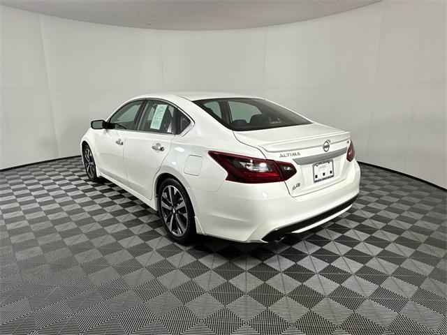Photo of 2017 Pearl White Nissan Altima