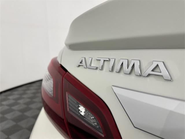 Photo of 2017 Pearl White Nissan Altima