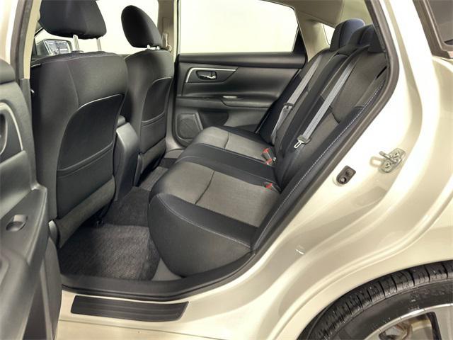 Photo of 2017 Pearl White Nissan Altima