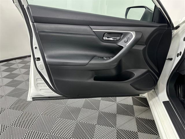 Photo of 2017 Pearl White Nissan Altima