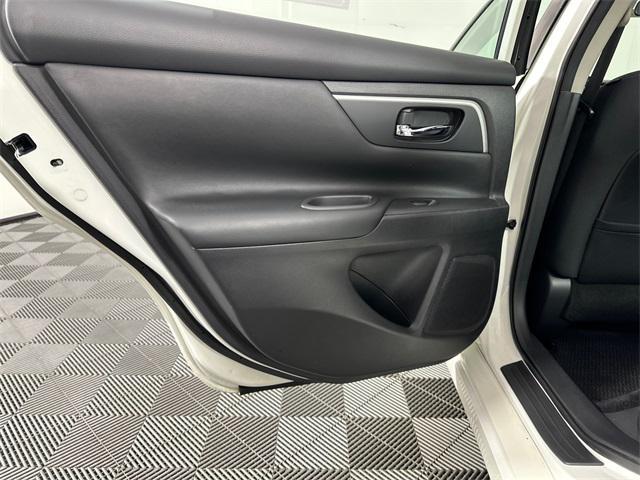 Photo of 2017 Pearl White Nissan Altima