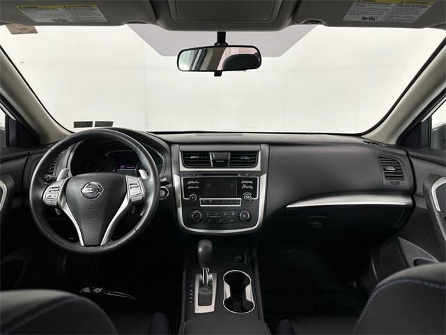 Photo of 2017 Pearl White Nissan Altima