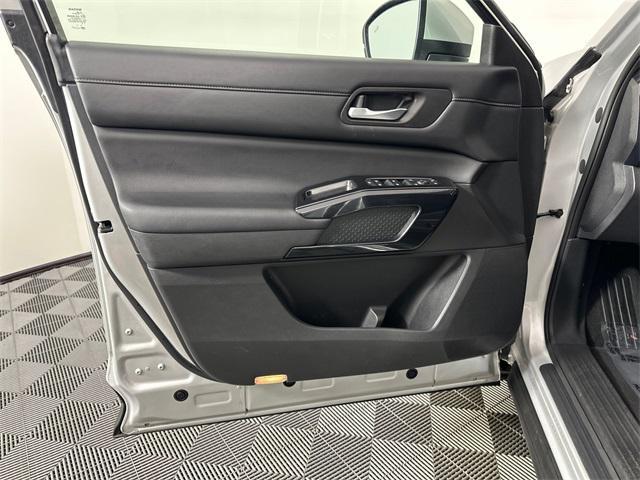 Photo of 2022 Brilliant Silver Metallic Nissan Pathfinder