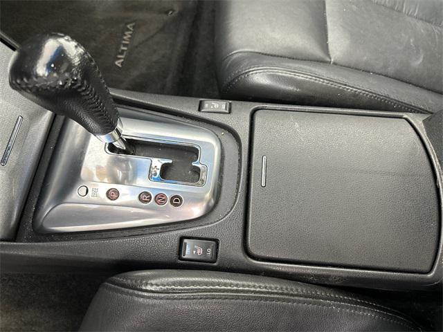 Photo of 2010 Dark Slate Metallic Nissan Altima