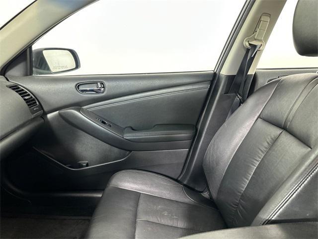 Photo of 2010 Dark Slate Metallic Nissan Altima