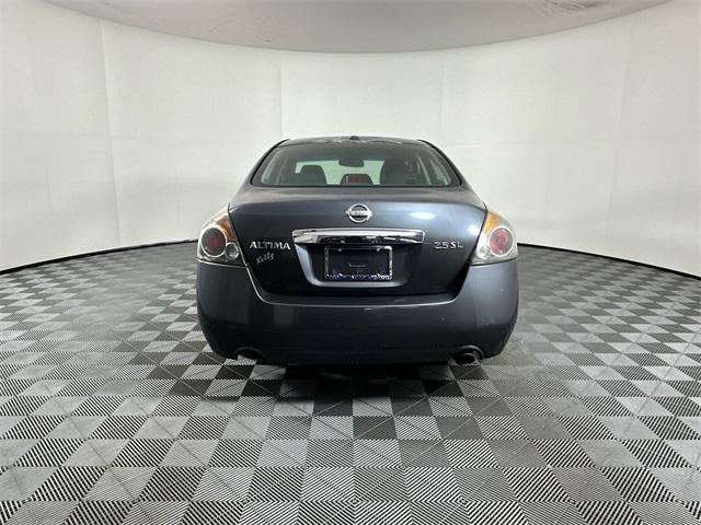 Photo of 2010 Dark Slate Metallic Nissan Altima