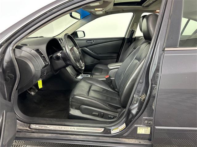 Photo of 2010 Dark Slate Metallic Nissan Altima