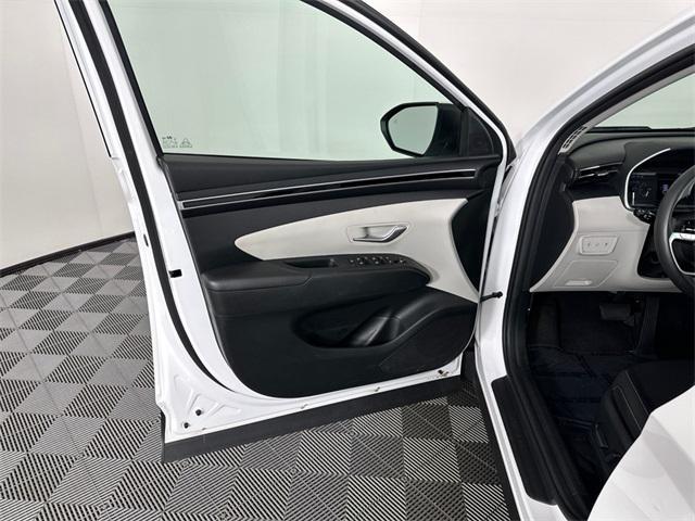 Photo of 2024 White Pearl Hyundai TUCSON