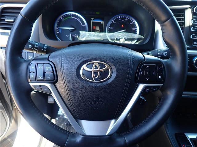 Photo of 2019 Celestial Silver Metallic Toyota Highlander Hybrid
