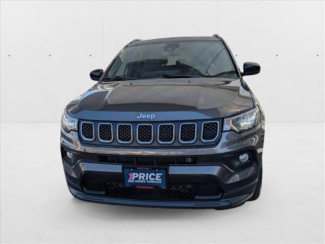 Photo of 2023 Granite Crystal Metallic Clearcoat Jeep Compass