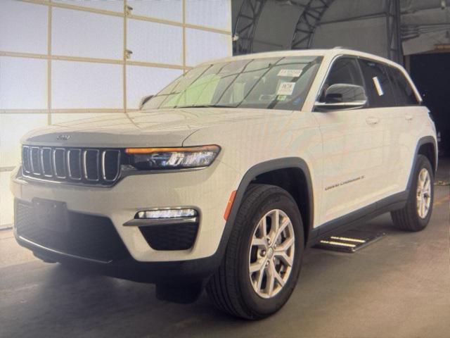 Photo of 2022 Bright White Clearcoat Jeep Grand Cherokee