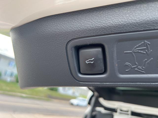 Photo of 2022 Star White Metallic Tri-Coat Ford Expedition