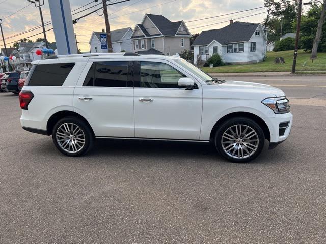 Photo of 2022 Star White Metallic Tri-Coat Ford Expedition
