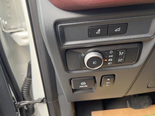 Photo of 2022 Star White Metallic Tri-Coat Ford Expedition