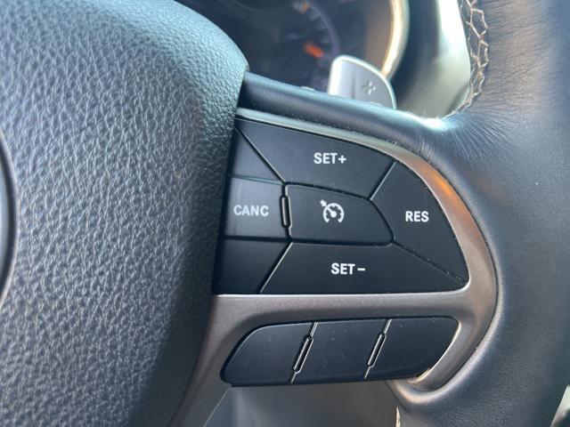 Photo of 2017 Diamond Black Crystal Pearlcoat Jeep Grand Cherokee