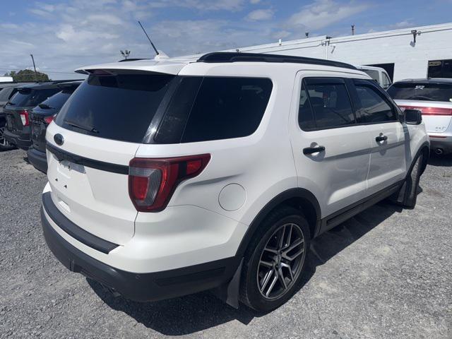 Photo of 2018 White Platinum Ford Explorer