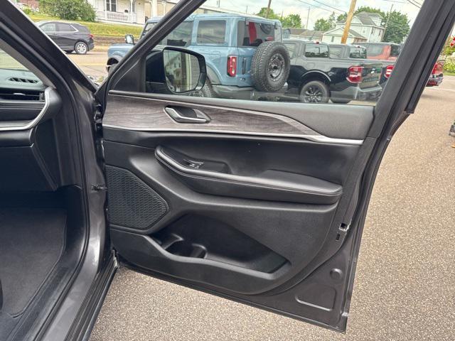 Photo of 2023 Baltic Gray Metallic Clearcoat Jeep Grand Cherokee