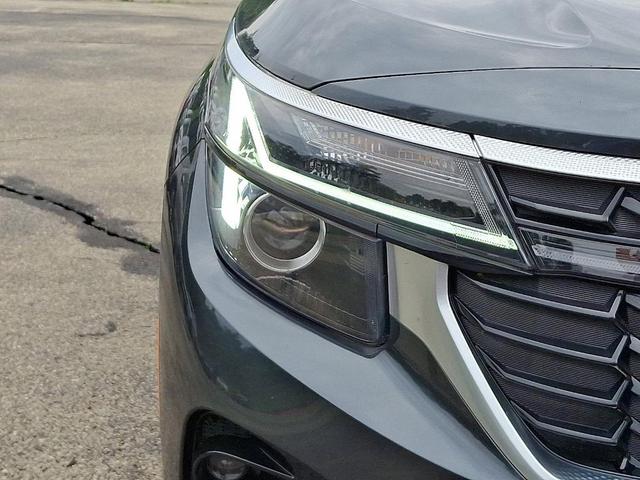 Photo of 2025 Gravity Gray Kia Seltos