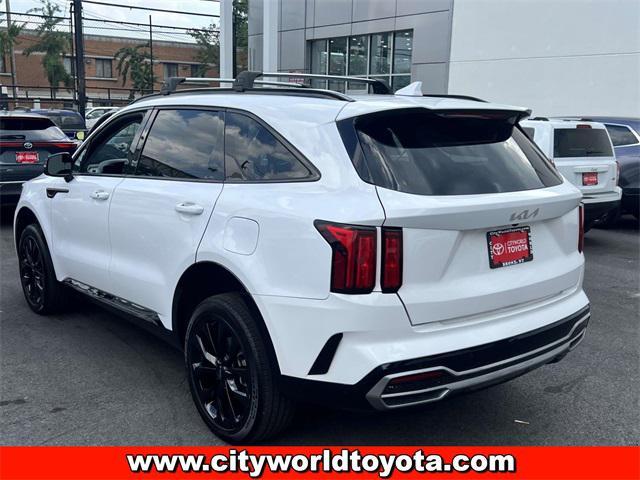 Photo of 2022 Glacial White Pearl Kia Sorento