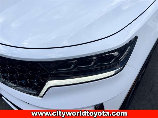 Photo of 2022 Glacial White Pearl Kia Sorento