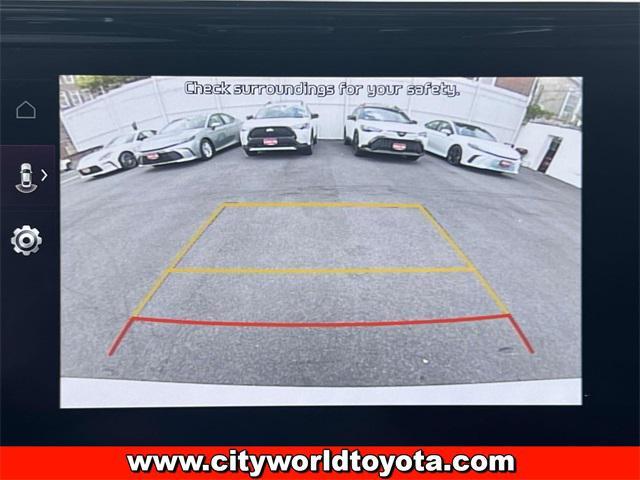 Photo of 2022 Glacial White Pearl Kia Sorento