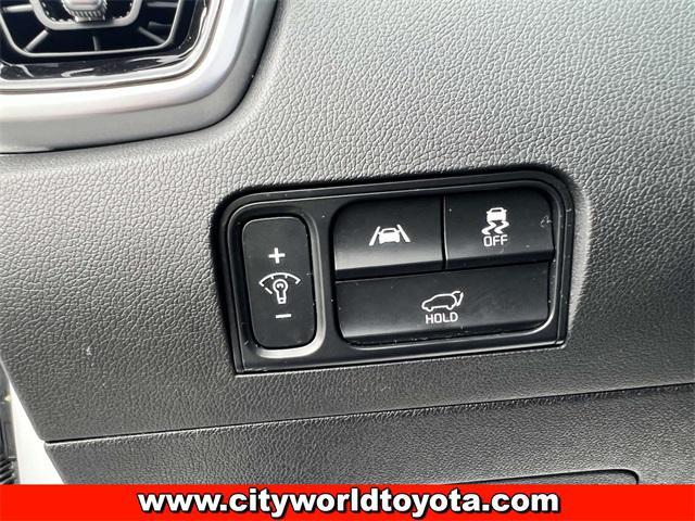 Photo of 2022 Glacial White Pearl Kia Sorento