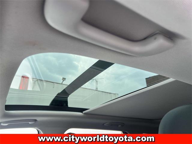 Photo of 2022 Glacial White Pearl Kia Sorento