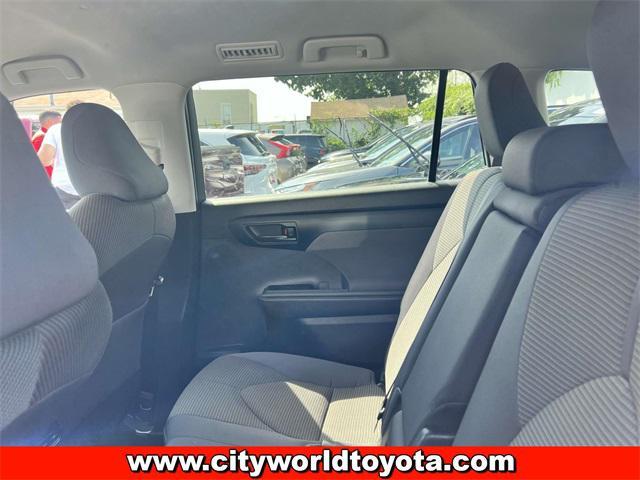 Photo of 2022 Midnight Black Metallic Toyota Highlander