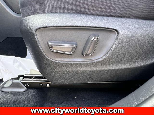 Photo of 2022 Midnight Black Metallic Toyota Highlander