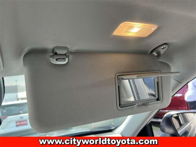 Photo of 2022 Midnight Black Metallic Toyota Highlander