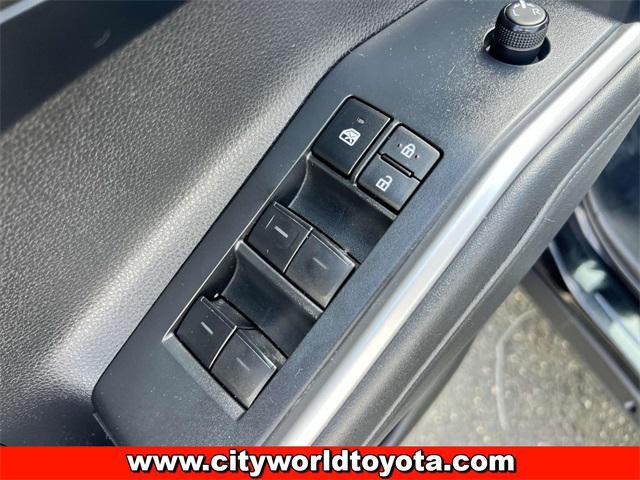 Photo of 2022 Midnight Black Metallic Toyota Highlander