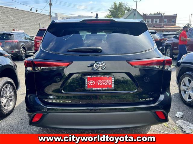 Photo of 2022 Midnight Black Metallic Toyota Highlander
