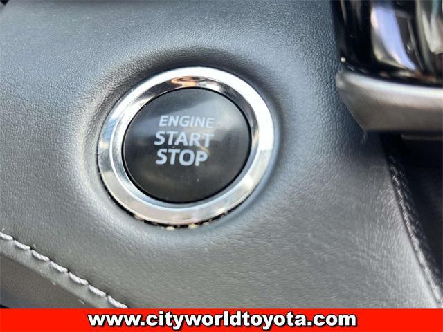 Photo of 2022 Midnight Black Metallic Toyota Highlander