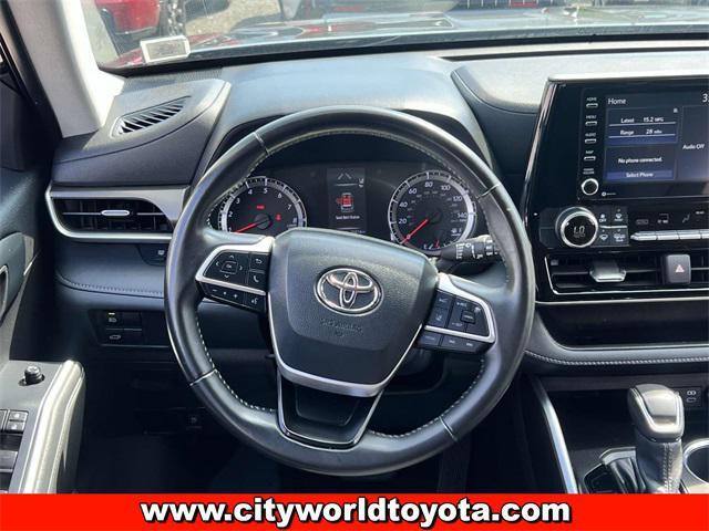 Photo of 2022 Midnight Black Metallic Toyota Highlander