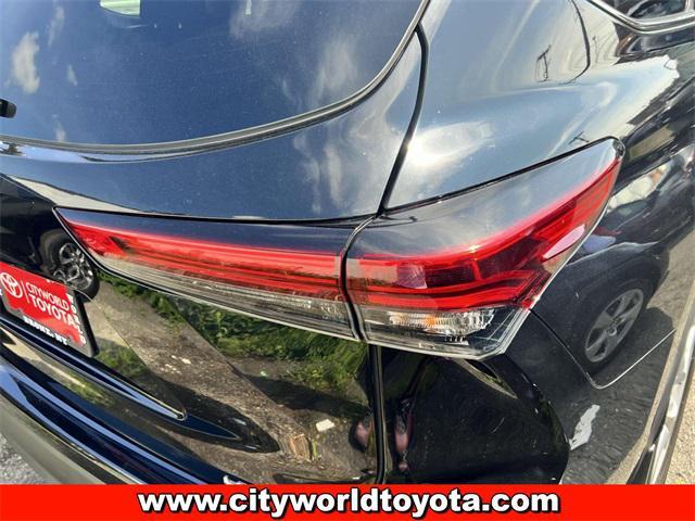 Photo of 2022 Midnight Black Metallic Toyota Highlander