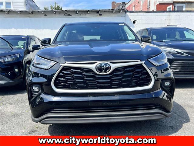 Photo of 2022 Midnight Black Metallic Toyota Highlander