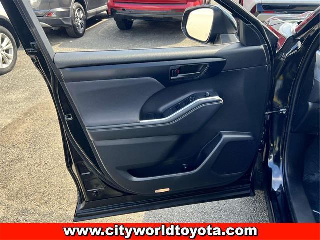 Photo of 2022 Midnight Black Metallic Toyota Highlander