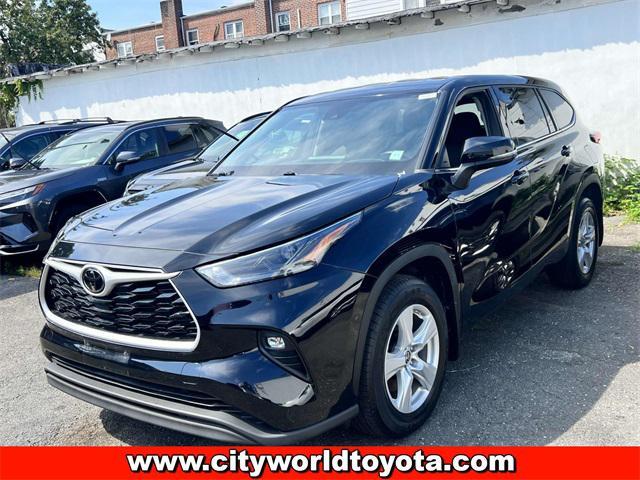 Photo of 2022 Midnight Black Metallic Toyota Highlander