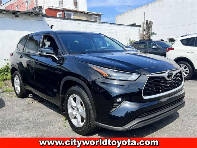 Photo of 2022 Midnight Black Metallic Toyota Highlander