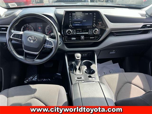 Photo of 2022 Midnight Black Metallic Toyota Highlander