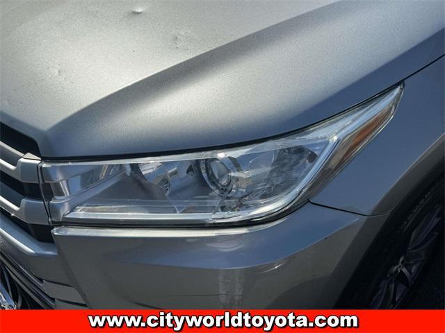 Photo of 2019 Celestial Silver Metallic Toyota Highlander