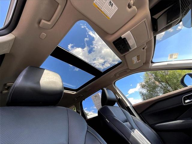 Photo of 2022 Gray / Black Nissan Rogue