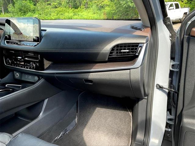 Photo of 2022 Gray / Black Nissan Rogue