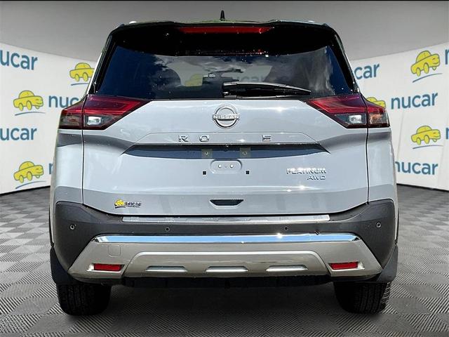 Photo of 2022 Gray / Black Nissan Rogue