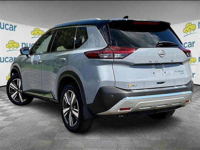 Photo of 2022 Gray / Black Nissan Rogue