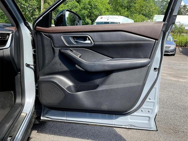 Photo of 2022 Gray / Black Nissan Rogue