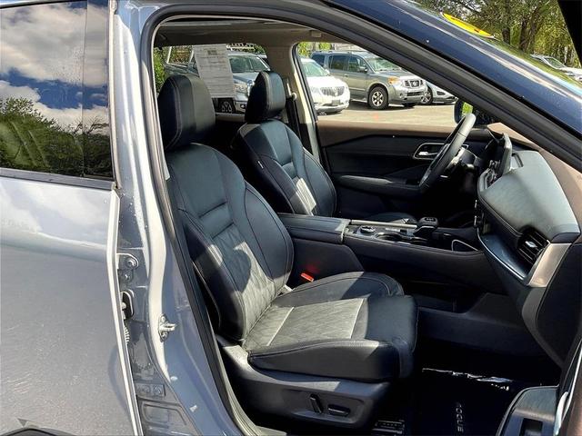Photo of 2022 Gray / Black Nissan Rogue