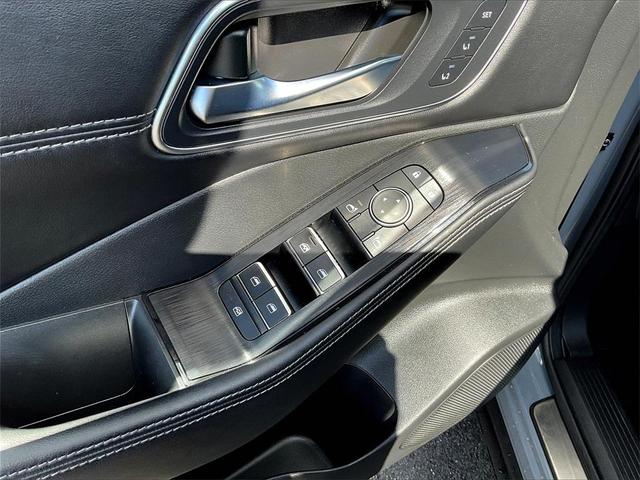 Photo of 2022 Gray / Black Nissan Rogue
