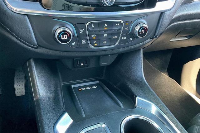 Photo of 2022 Green Chevrolet Traverse