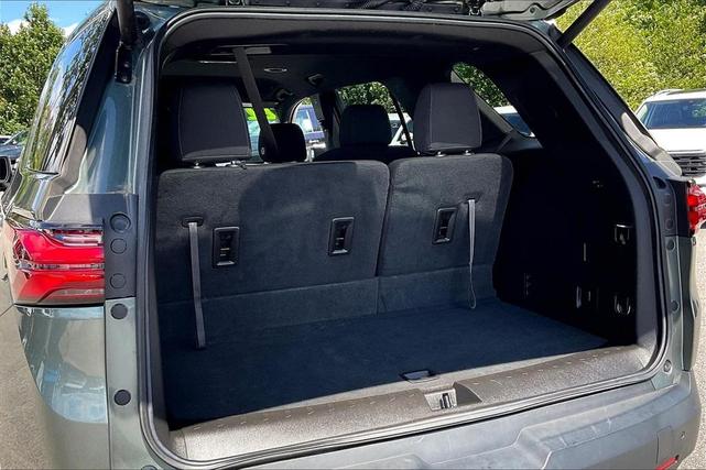 Photo of 2022 Green Chevrolet Traverse